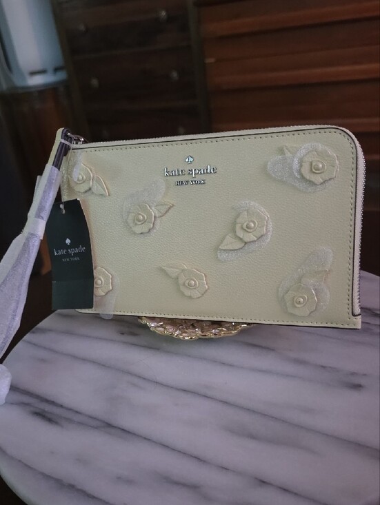 kate spade Handbags - Kate Spade NWT Butter Yellow Floral Appliqué Zip Wristlet 💛